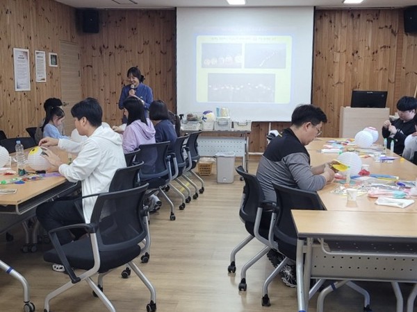 국립장성숲체원에서 가을숲 가족캠프 실내프로그램을 즐기고 있는 학생들 모습.