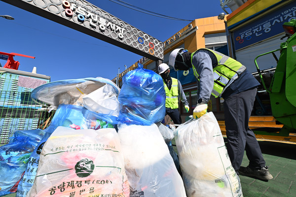 광주 서구 양동시장에서 광주서구시설관리공단 청소요원들이 종량제 봉투에 담긴 쓰레기를 수거하고 있다. 						 /뉴시스