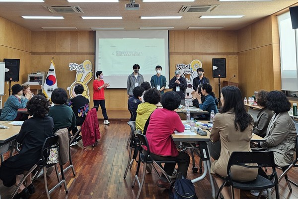 지난 4일 광주 남구 월산5동 행정복지센터에서 주민들을 대상으로 열린 인공지능 코딩 교육.  			 /광주 남구 제공