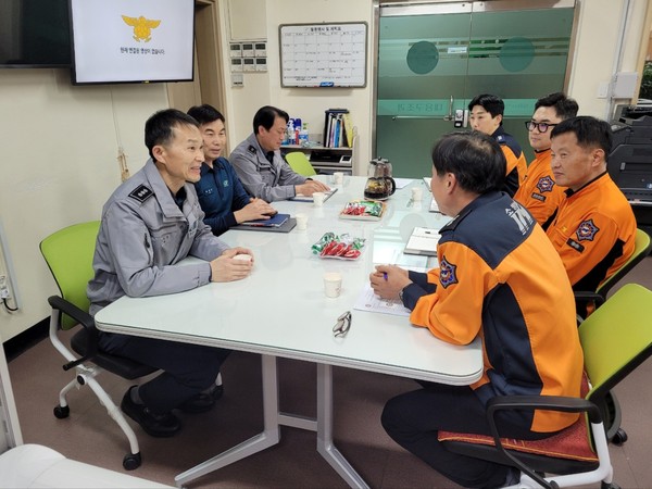 담양경찰서(서장 권현오)는 최근 경찰서 범죄예방대응과장과 담양소방서 대응구조과장 등이 참여한 가운데 경찰-소방 간 긴급신고 공동대응 시 다중인파, 자연 재난, 폭발물 테러, 협업 FTX 활성화와 현장 단위 연락망 정비, 협업체계를 구축, 군민이 안전한 담양 치안을 실현하기 위해 두 기관 간 공동대응 협조 방안 등 ‘긴급신고 공동대응 소통 간담회’를 개최했다.