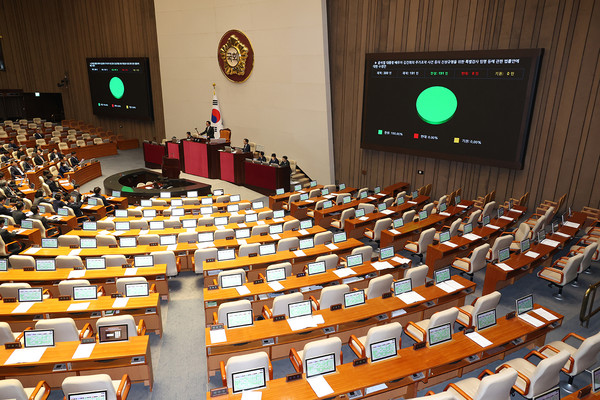 지난 14일 서울 여의도 국회에서 열린 제418회 국회(정기회) 제12차 본회의에서 윤석열 대통령 배우자 김건희의 주가조작 사건 등의 진상규명을 위한 특별검사 임명 등에 관한 법률안이 국민의힘 의원 단체퇴장 속 가결되고 있다.                               /뉴시스