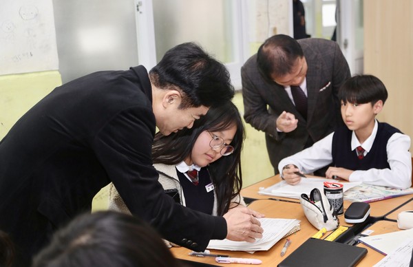 김대중 전남교육감이 19일 공존교실 수업 현장인 영광옥당중학교 교실에서 한 학생의 학습활동을 돕고 있다.  			        /전남도교육청 제공