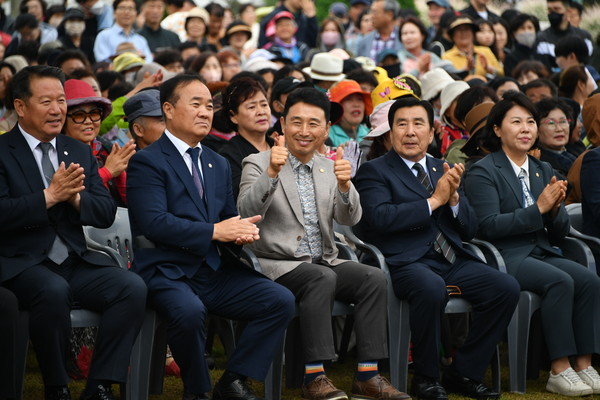 이남오(가운데) 함평군의회 의장이 국향축제 개막식에 참석해 축제 개최를 축하하고 있다.