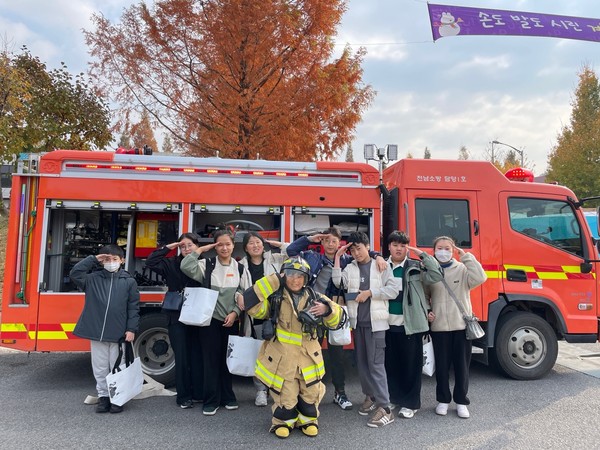 담양소방서(서장 윤예심)은 최근 전남도립대학교에서 추진한 지역협력공유회에 참석해 지역민과 학생을 대상으로 ▲소화기(연기) 사용법 및 CPR 체험 실습 ▲방화복 및 공기호흡기 착용 체험 ▲소방공무원 체력시험 장비 시연 ▲완강기 사용법 교육 ▲소방활동 사진 전시회 등 직업체험 교육을 추진했다./담양소방서 제공